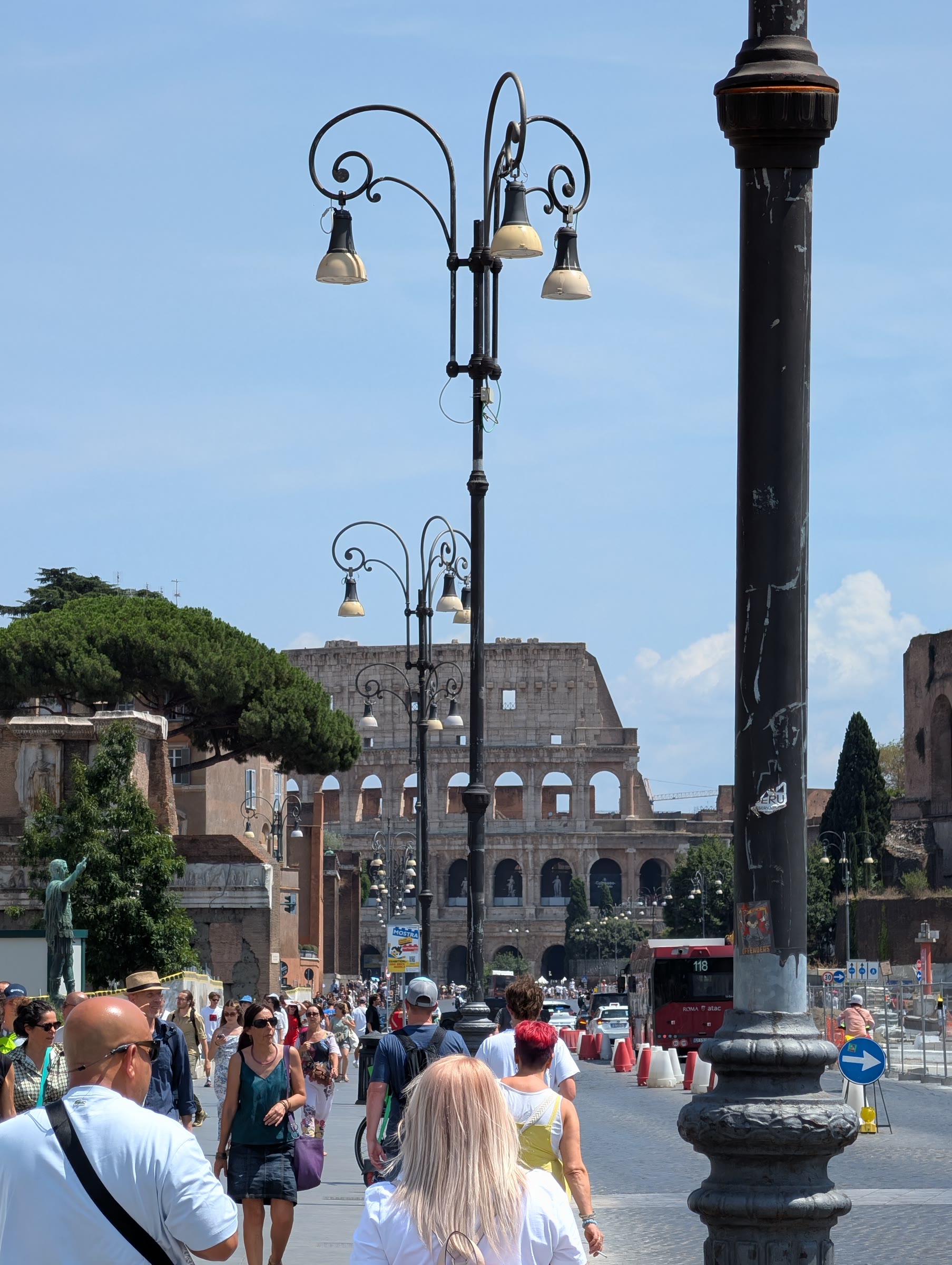 Farolas y el Coliseo de Roma al fondo