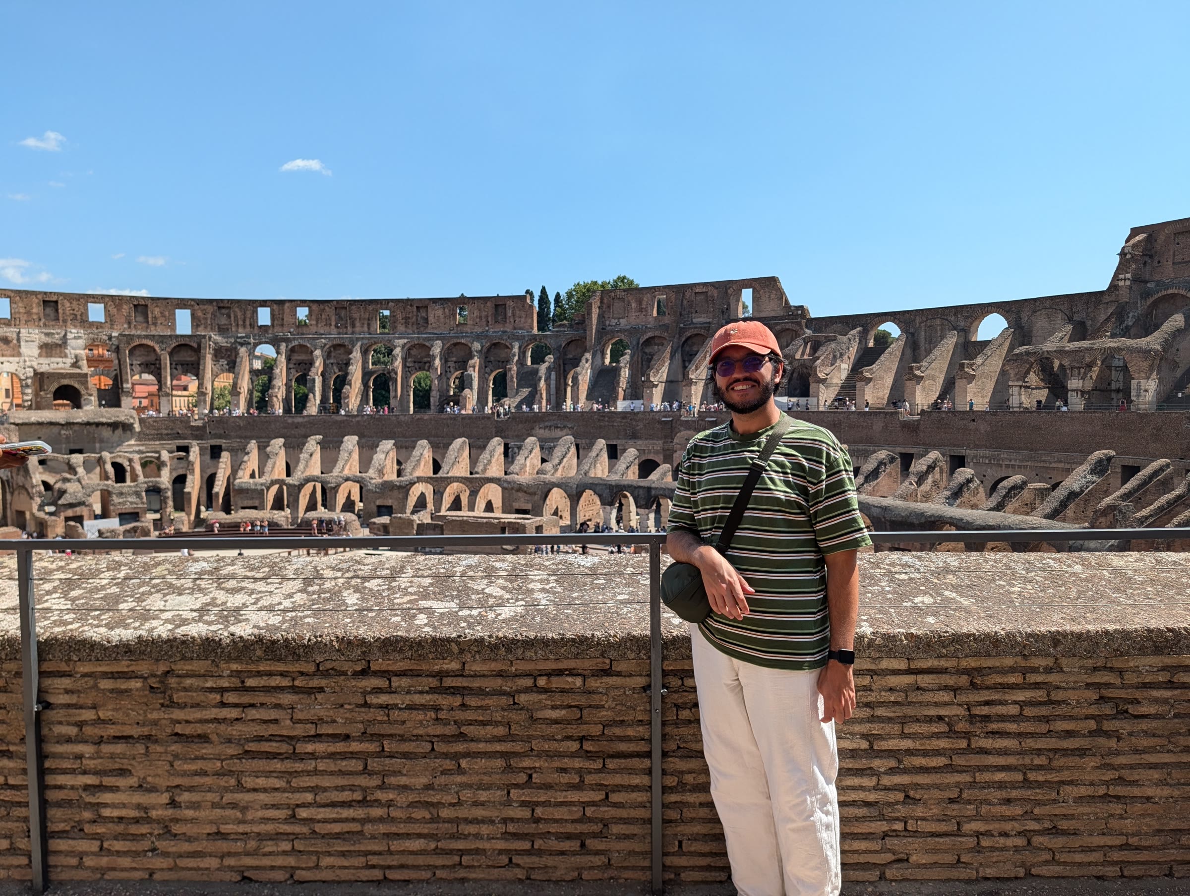 Una persona frente al Coliseo de Roma