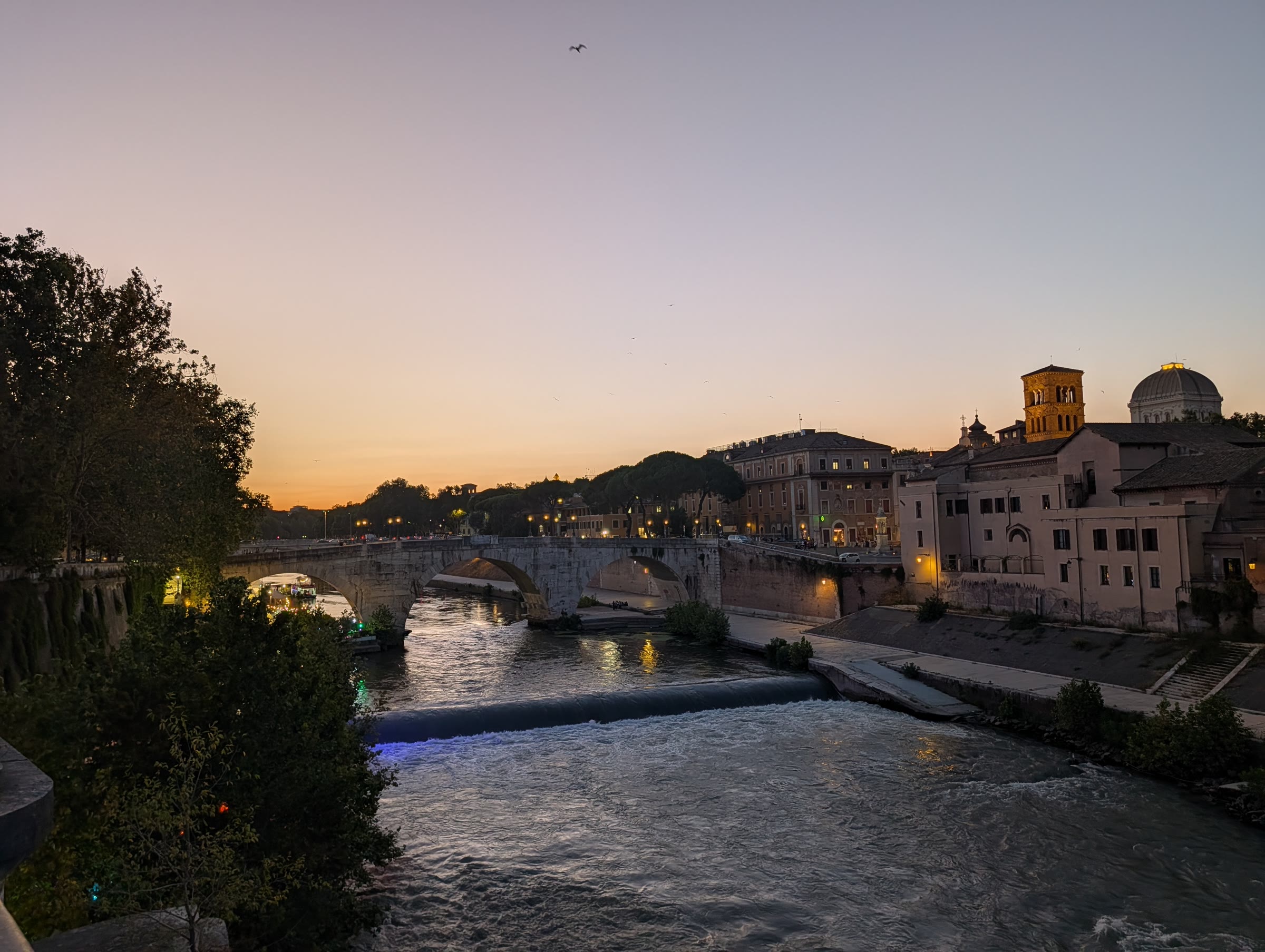 Atardecer sobre el Tíber y los edificios de Roma
