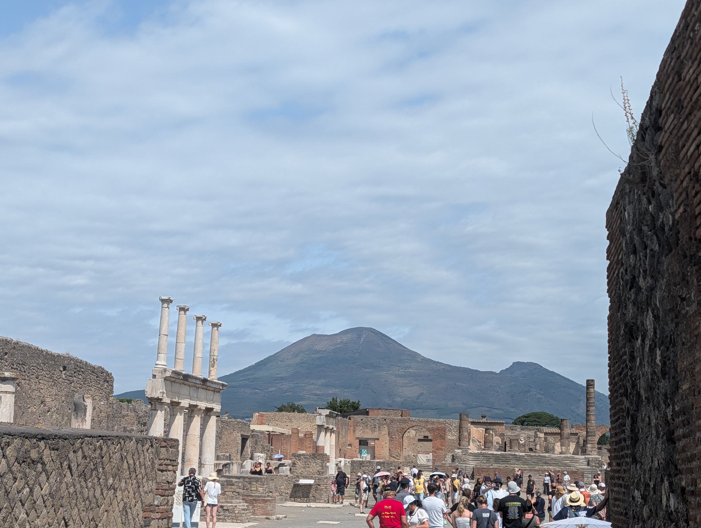 Ruinas de Pompeya con el Vesubio al fondo