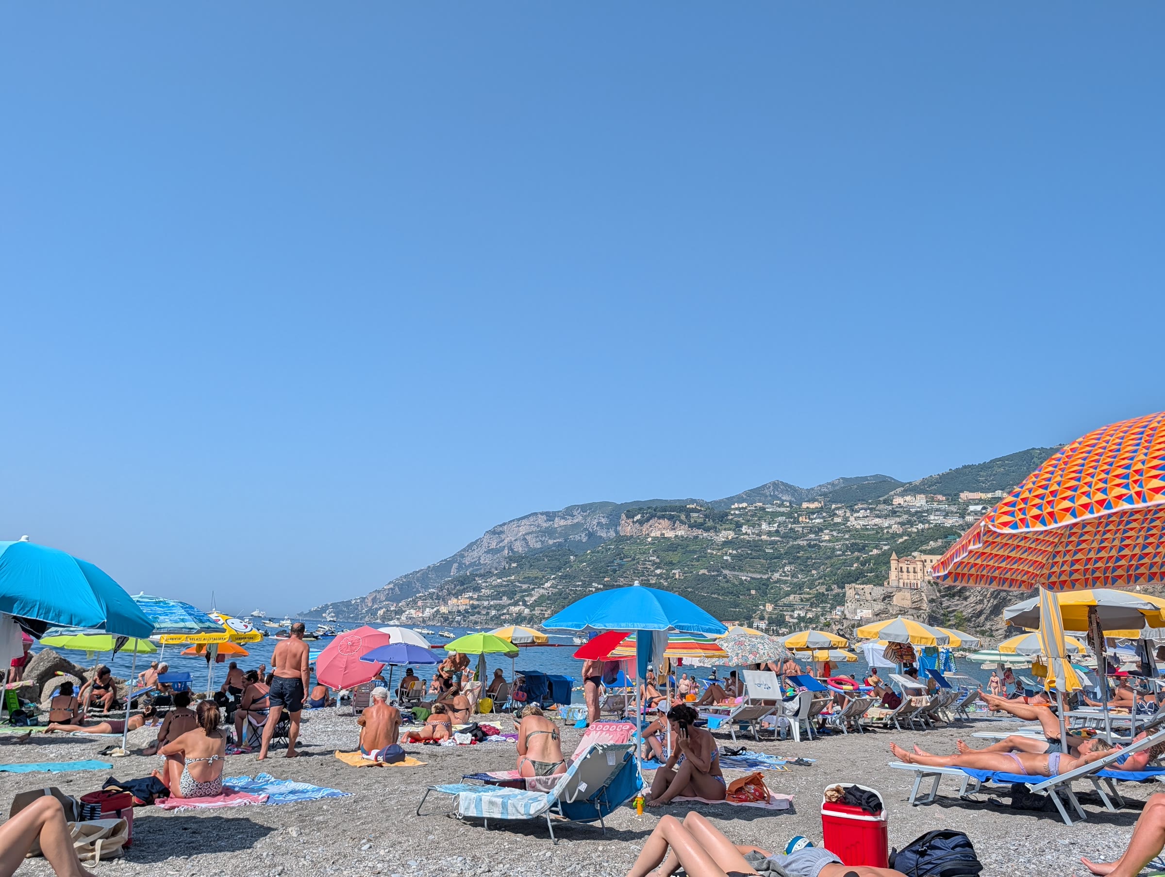 Playa de la Costa Amalfitana con sombrillas de colores