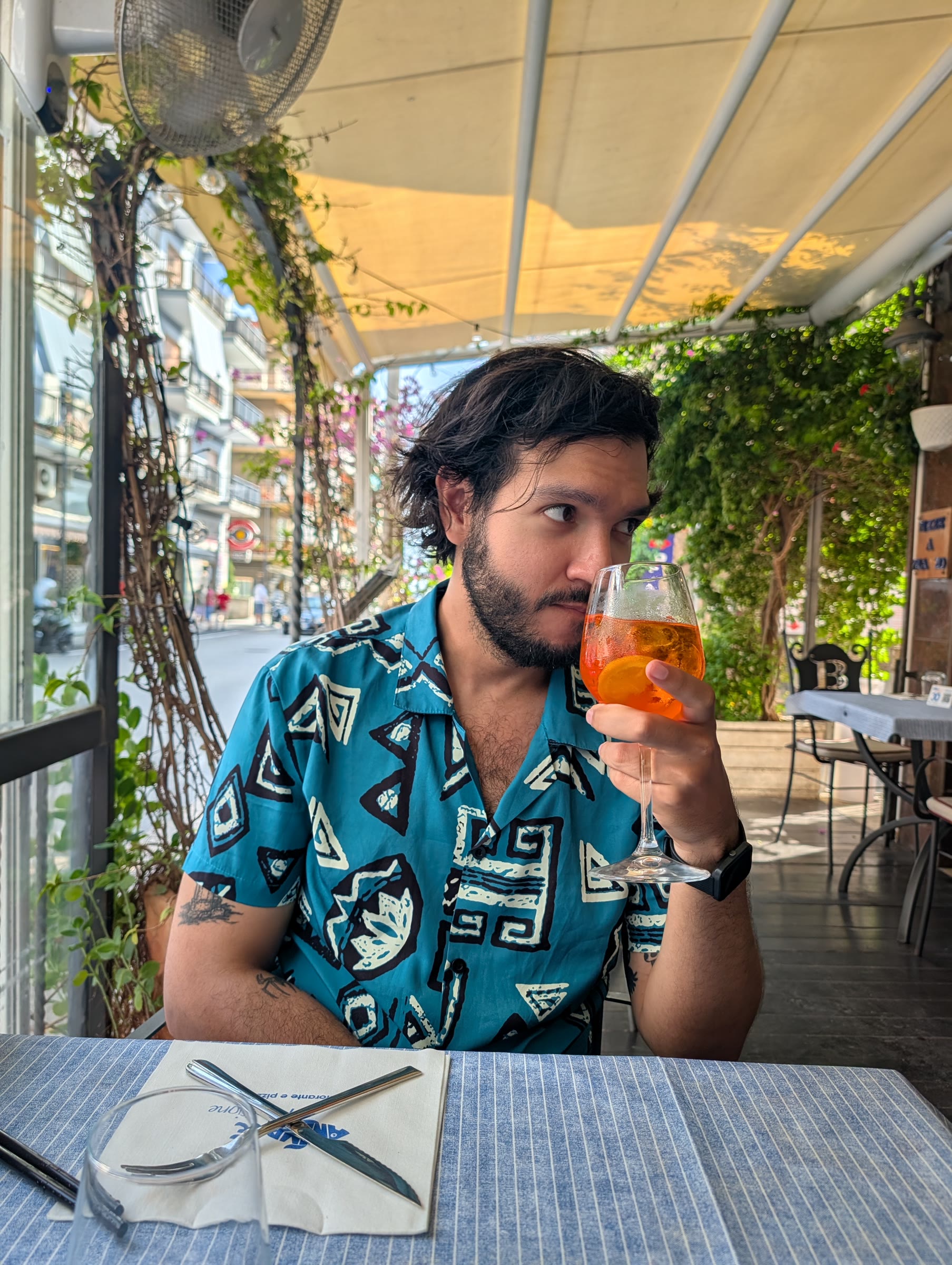 Persona tomando un aperitivo en una terraza