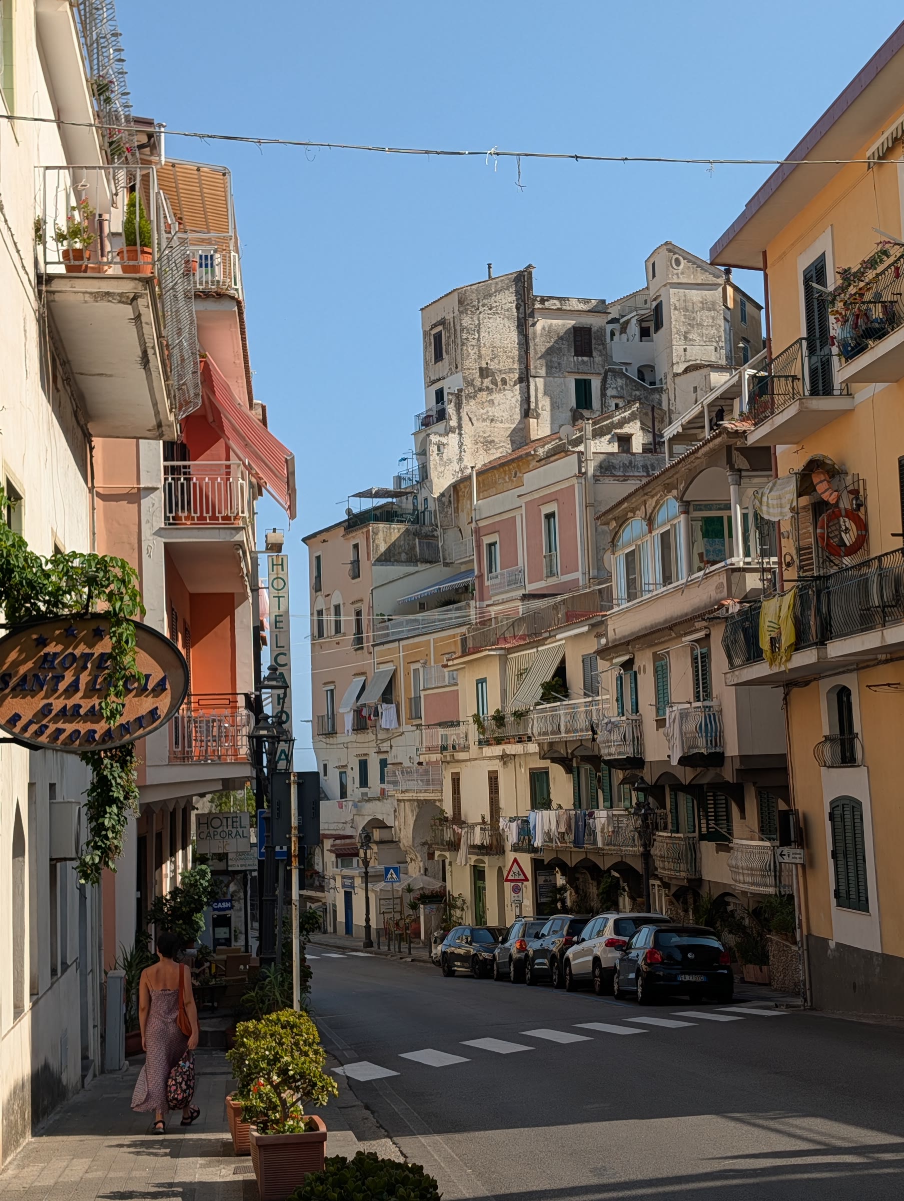 Calle de un pueblo costero con casas de colores