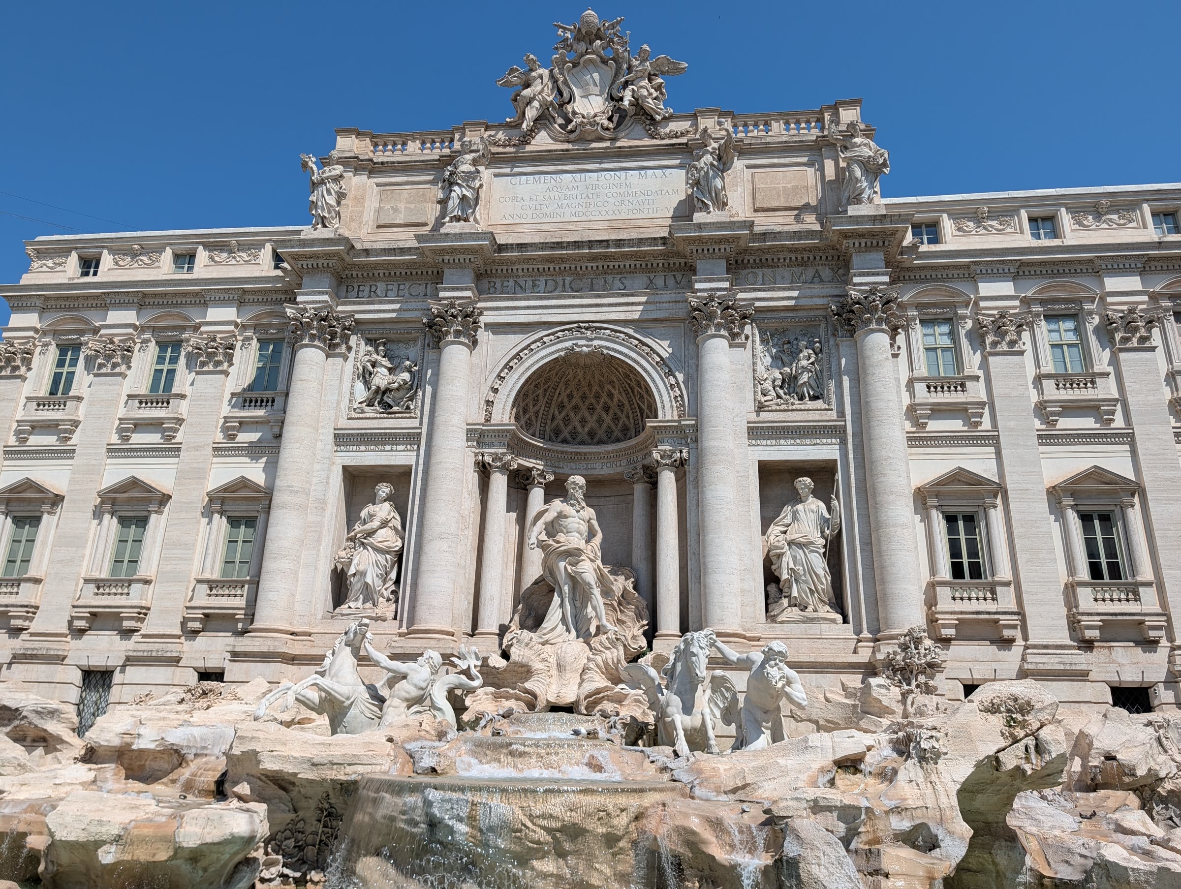 Fuente monumental de Roma bajo el cielo azul